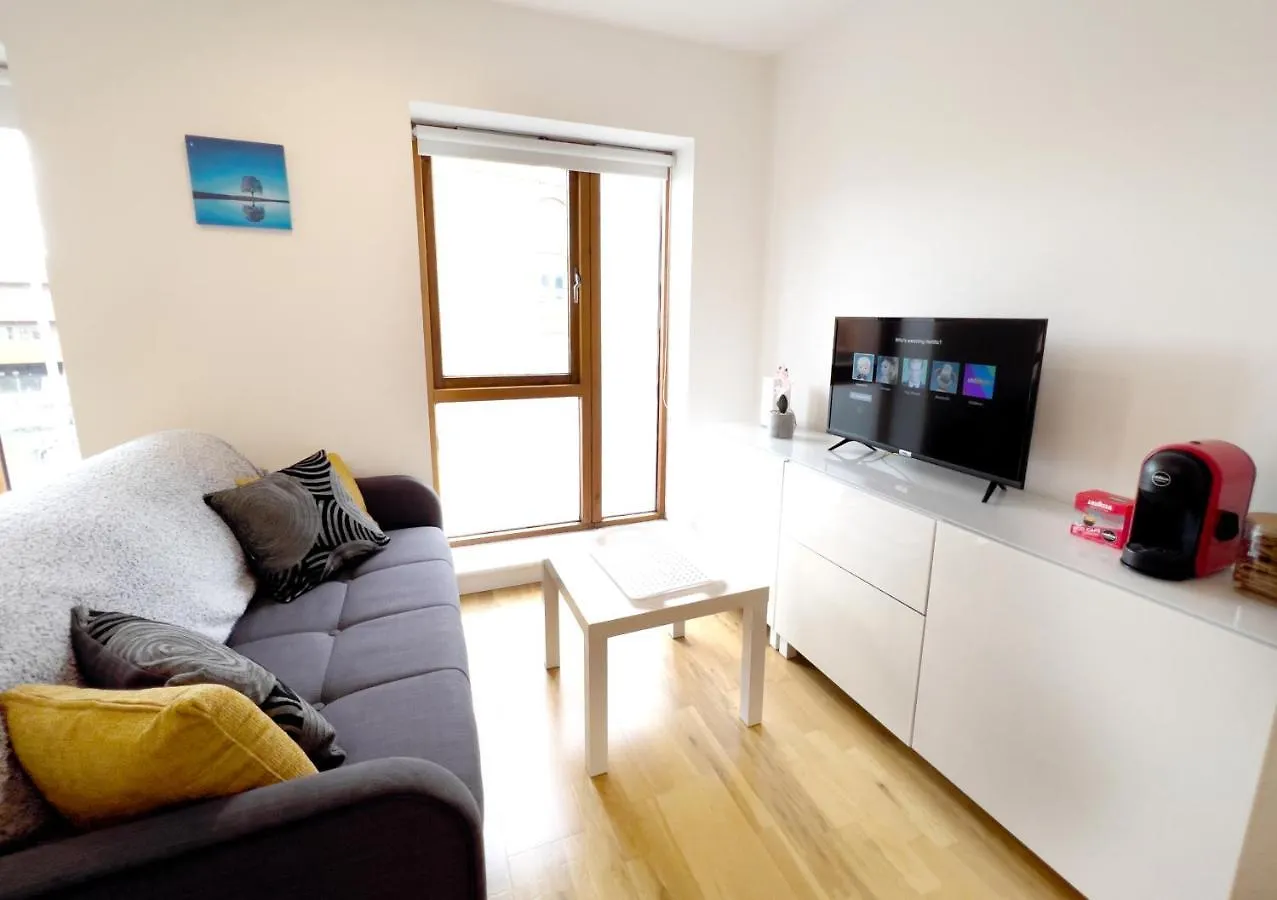 Lovely 1 Bedroom Apartment In South East London 0*,